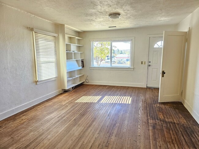 Building Photo - Original 1904 Style Home