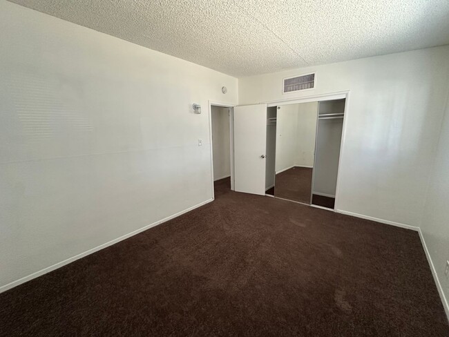 Building Photo - Ideal 2-Bed, 1-Bath Apartment with Detache...