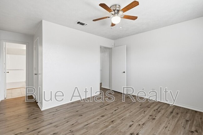 Building Photo - 704 Skyline Dr