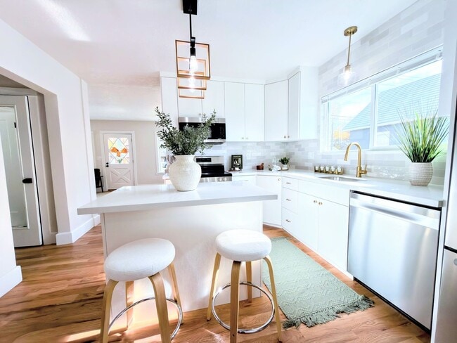 Building Photo - Beautiful Remodeled Home