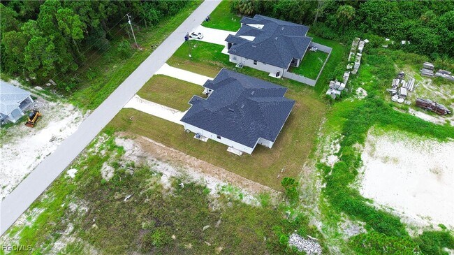 Building Photo - 873 Duplex St E
