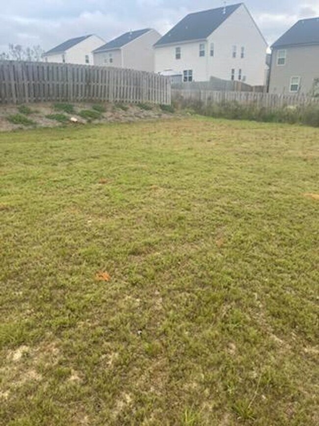 Building Photo - LIKE NEW HOME-NEIGHBORHOOD POOL, PICKLEBALL, CABANA,WALKING TRAILS