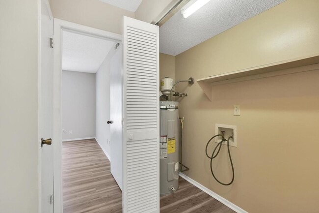 Building Photo - Adorable Duplex!