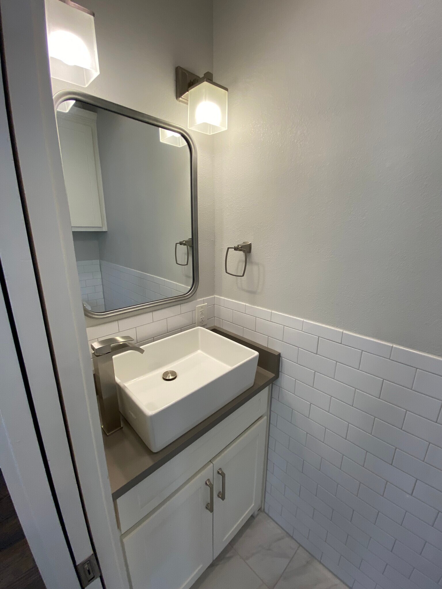 1/2 guest bath off entry room - 1107 N Winnetka Ave
