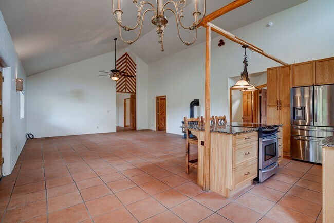 Building Photo - 2 Bedroom plus Office in Main House & Stud...