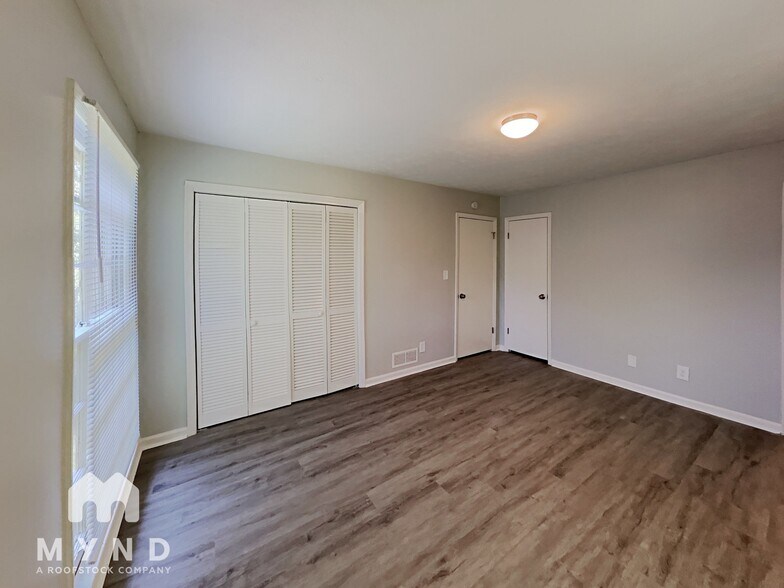 Building Photo - 2121 W Chester Cir SE
