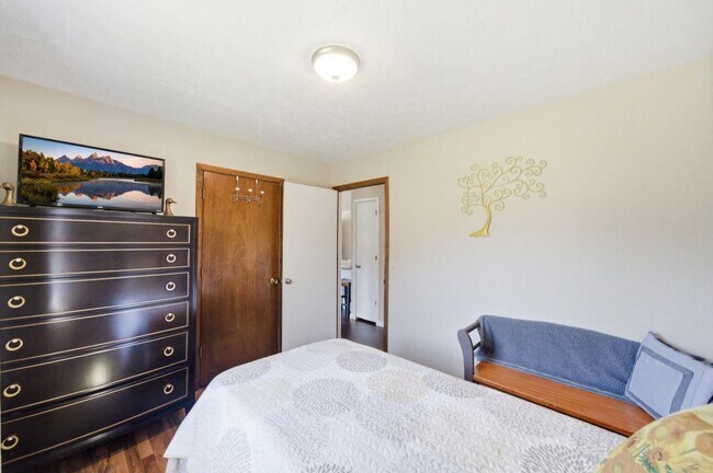 Building Photo - 392 Minga Rd