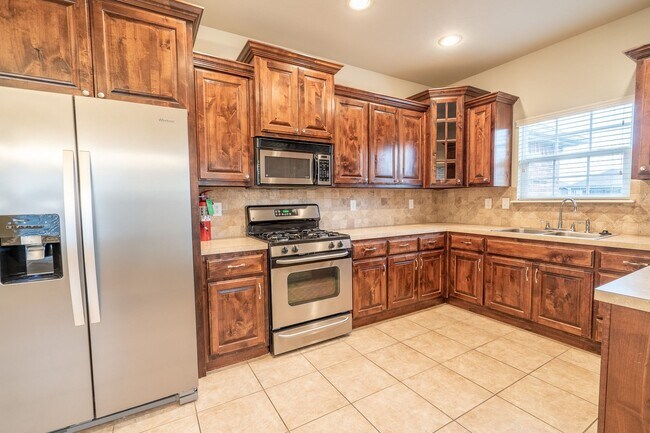 Building Photo - Beautiful 3 bed / 2 bath in New Tulsa!