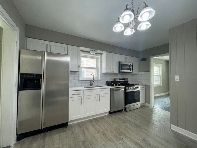 Kitchen view 3 - 1550 Oakwood Ave