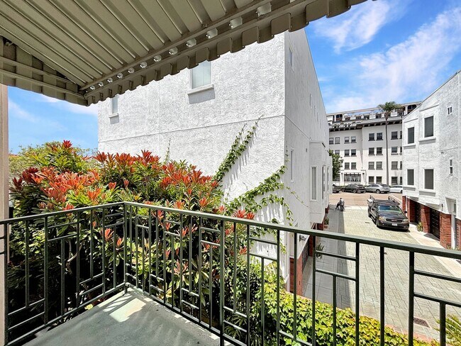 Building Photo - Charming 2BD/2.5BA Townhouse in Bankers Hi...