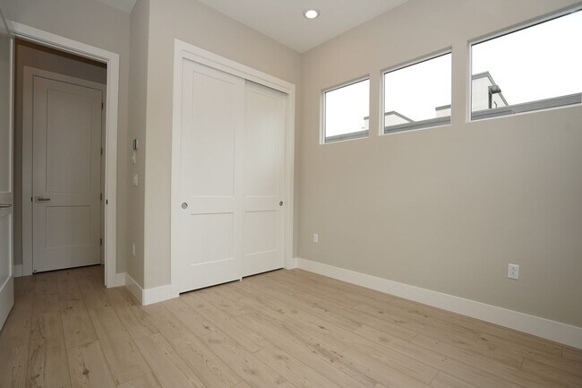 Building Photo - New Construction End Unit Luxury Townhome in Central Sunnyvale Location!