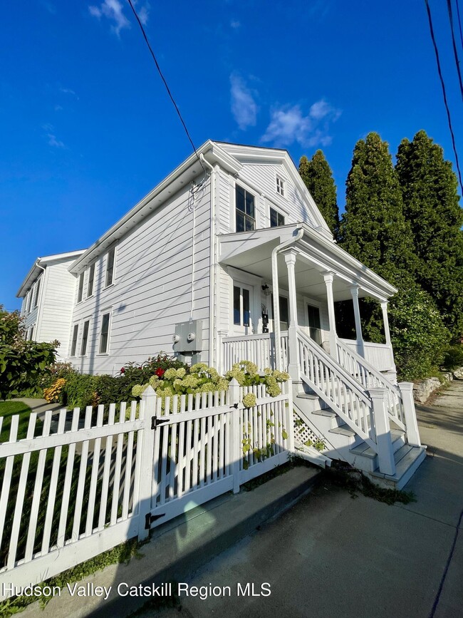 Building Photo - 536 Columbia St