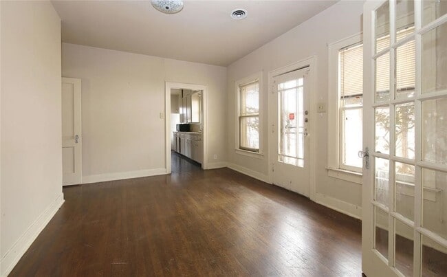 Building Photo - 1210 La Rue St