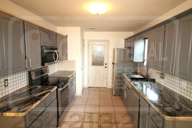Building Photo - Beautiful 4-Bed, 2-Bath Home - Now Availab...