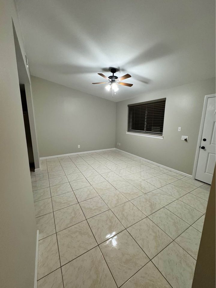 Building Photo - 5204 Beach Dr