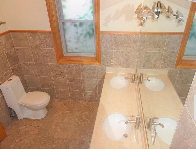 Building Photo - 5336 S Prairie Ave