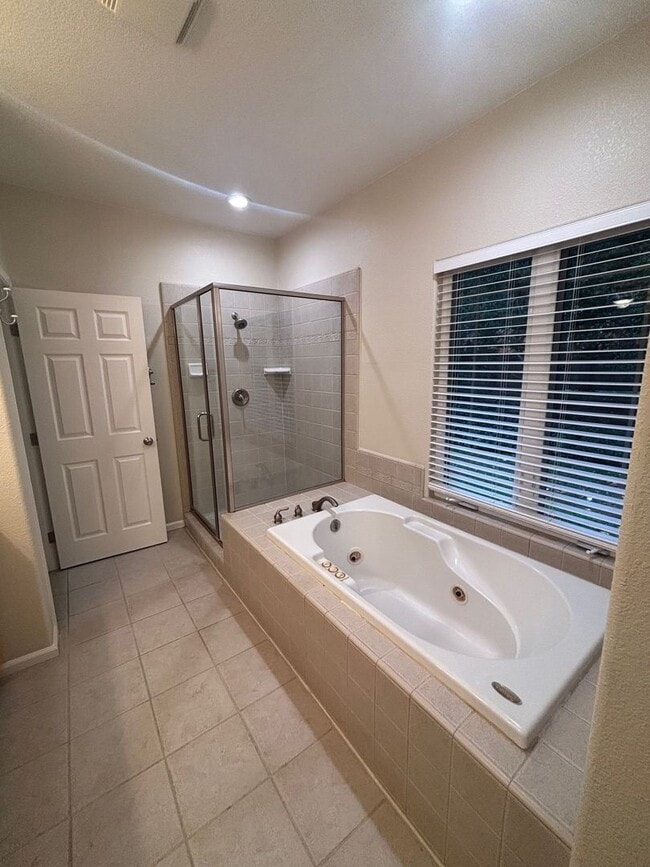 Building Photo - Single level 3 bedroom 2 bathroom Rincon Valley Home with A/C