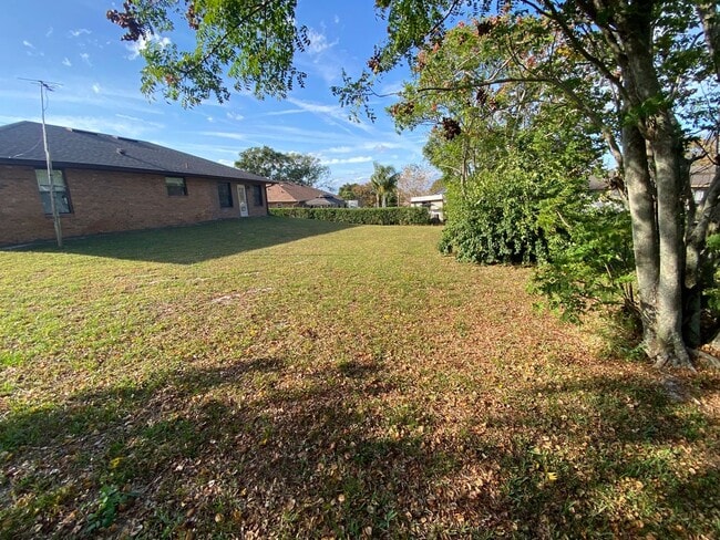 Building Photo - Beautiful 2/2/2 Deltona home