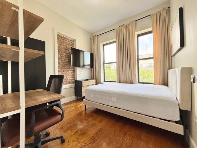 Building Photo - Furnished room/NOT APARTMENT