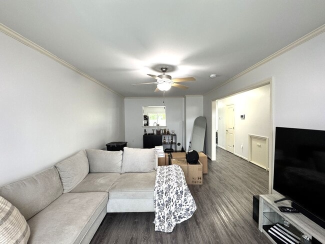 Building Photo - Beautiful Townhome with a Spacious Layout!
