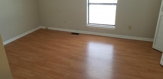 Building Photo - 18 Upton Ct Dr