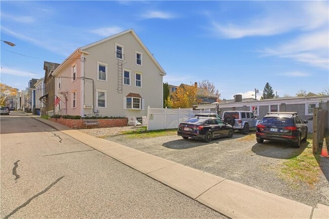 Building Photo - 13 Holland St