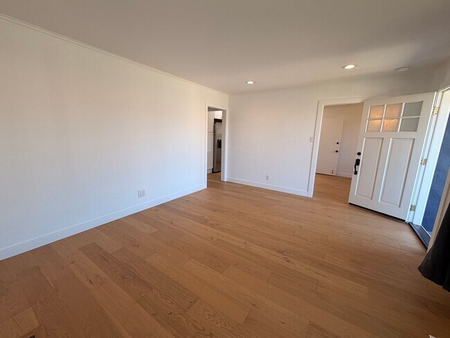 Building Photo - Spacious 4 Bedroom/2Bathroom Home in South San Francisco!