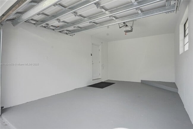 Building Photo - 845 Ludlam Dr