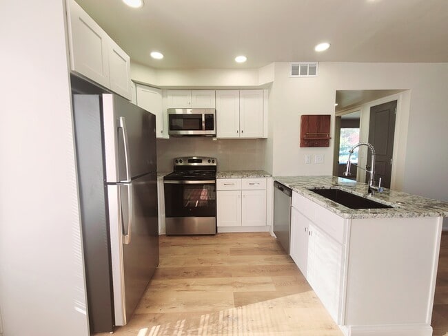 Building Photo - Drummond Flats