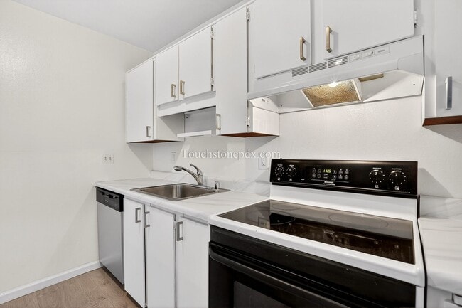 Building Photo - Updated 1BD/1BA Condo in Portland’s West Hills w/ Carport & Private Balcony