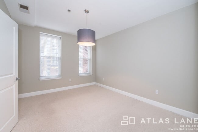 Building Photo - 1 Bed/1 Bath off 14th St NW!