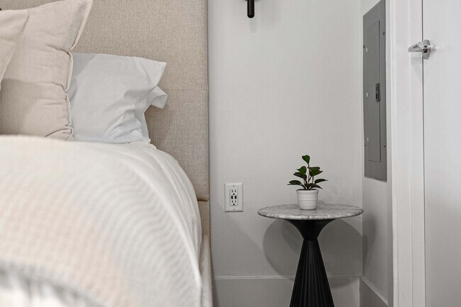 Building Photo - 1049 Seventh Avenue-SI FL7-ID1228264P