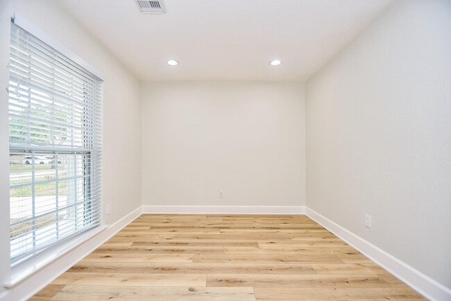 Building Photo - 5642 Cartagena St