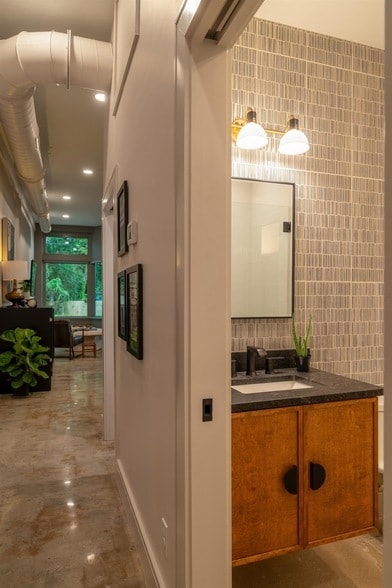 Building Photo - 612 W 8th Ave