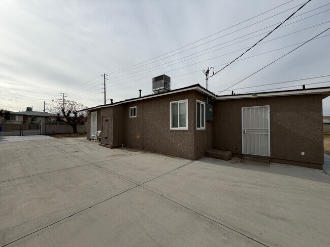 Building Photo - NEW LISTING!! 3 Bedroom 1.5 Bathroom House with Huge Yard, Central Heat & Air!