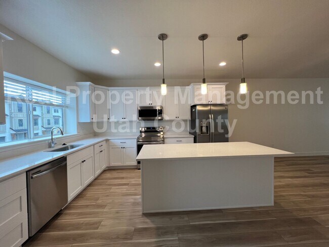 Building Photo - Newer American Fork Townhouse
