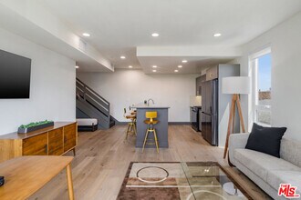 Building Photo - 118 Orlando Ave