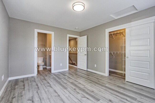 Building Photo - 2 Bed, 2.5 Bath Uptown Townhouse