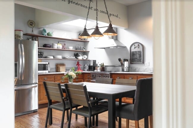 Building Photo - 106 Surrey St