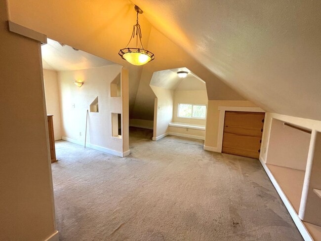 Building Photo - 4 Bed 1.5 Bath 1758sqft - Historic Charm with Renovations and so Much More!