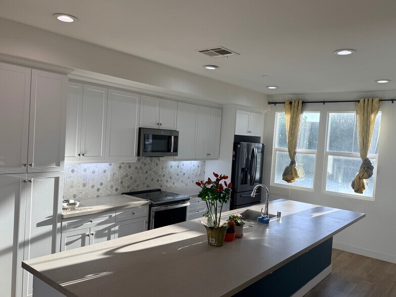 Building Photo - 30722 Sugarmill Ln
