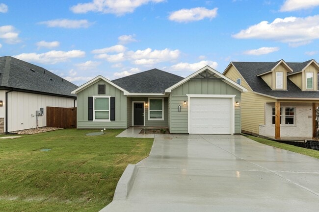 Building Photo - Gorgeous in Granbury