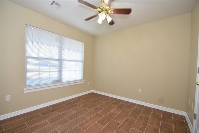 Building Photo - 906 SW Navajo Dr