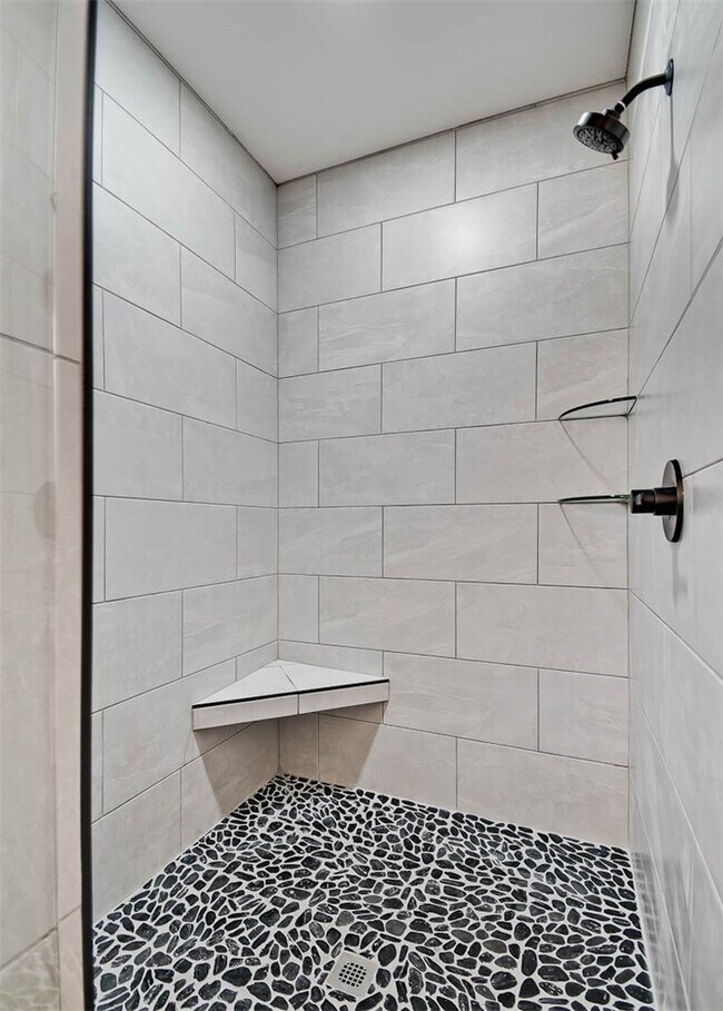 Building Photo - 510 W Persimmon St