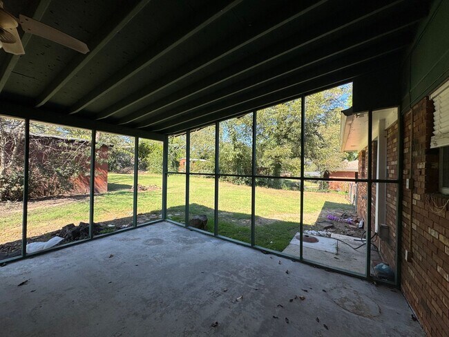 Building Photo - Nice Brick 1/1 with bonus rooms in Silver ...