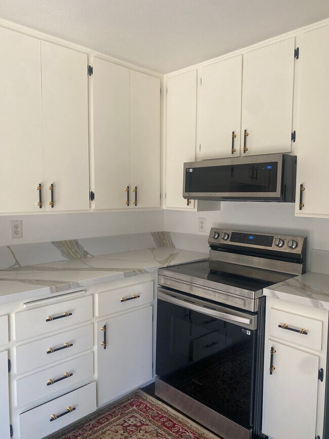 Building Photo - Move-In Ready Condo in Quiet Community (furniture optional!)