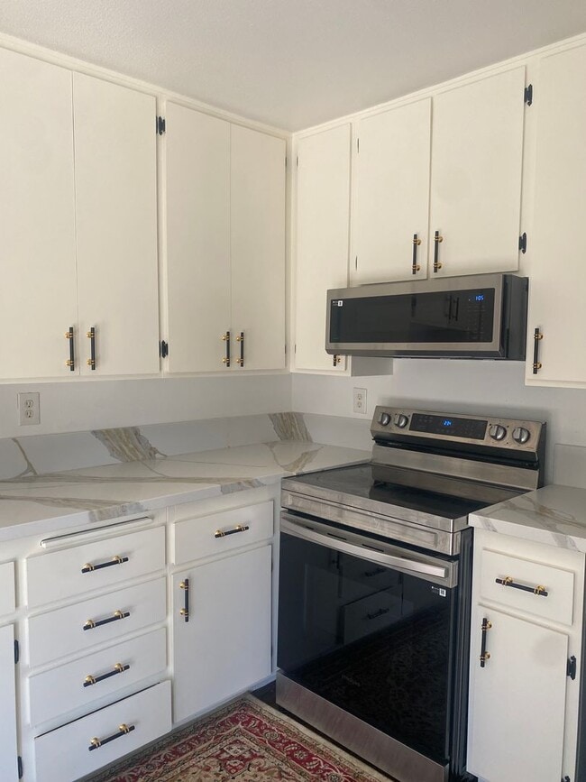 Building Photo - Move-In Ready Furnished Condo in Quiet Community