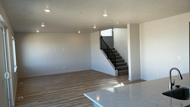 Building Photo - 2168 N Cloverleaf Wy