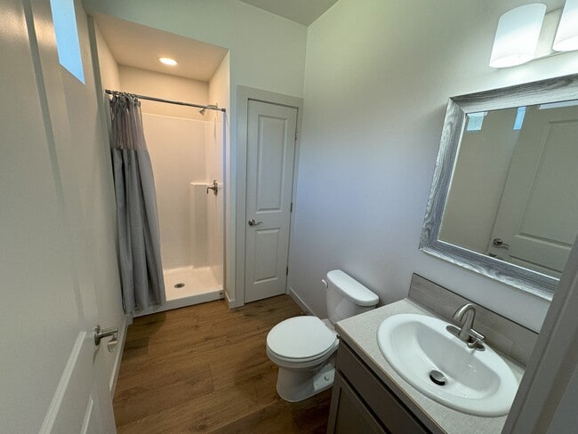 Building Photo - 801 N 16th Ave