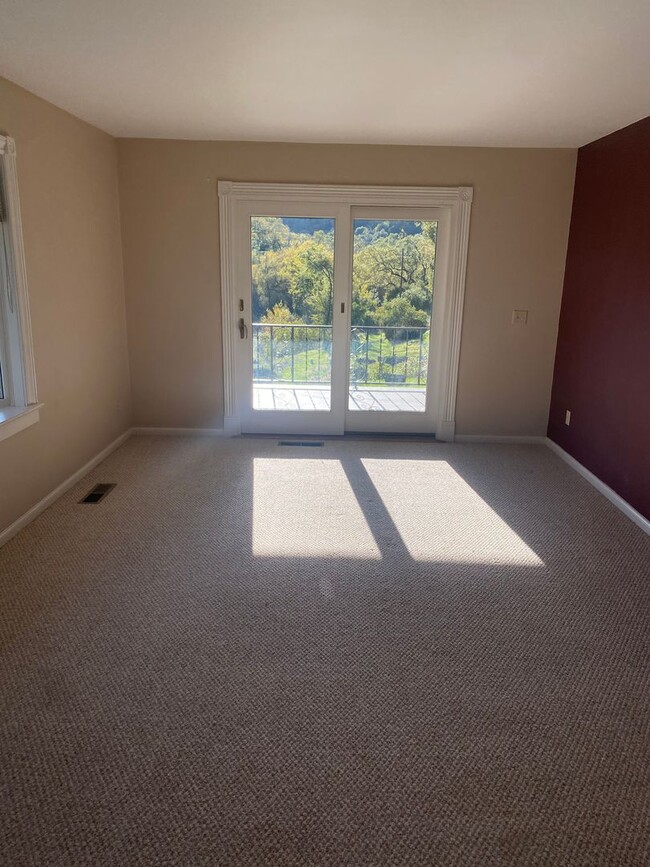 Building Photo - 2 bedroom , 3 bath Home on a Peaceful 25 acre parcel close to town